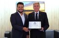 Deputado Marcelo Cruz entrega placa de homenagem ao presidente do TJRO