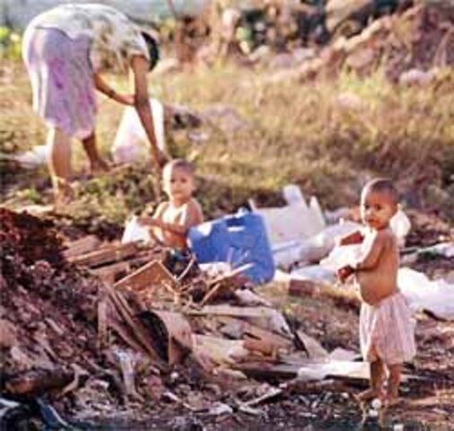 Hugo, 3, e Fabrício, 4, que ajudam os pais a catar lixo em Ribeirão Preto, São Paulo - Foto: DANIELA FALCÃO, Folha de S. Paulo - Gente de Opinião