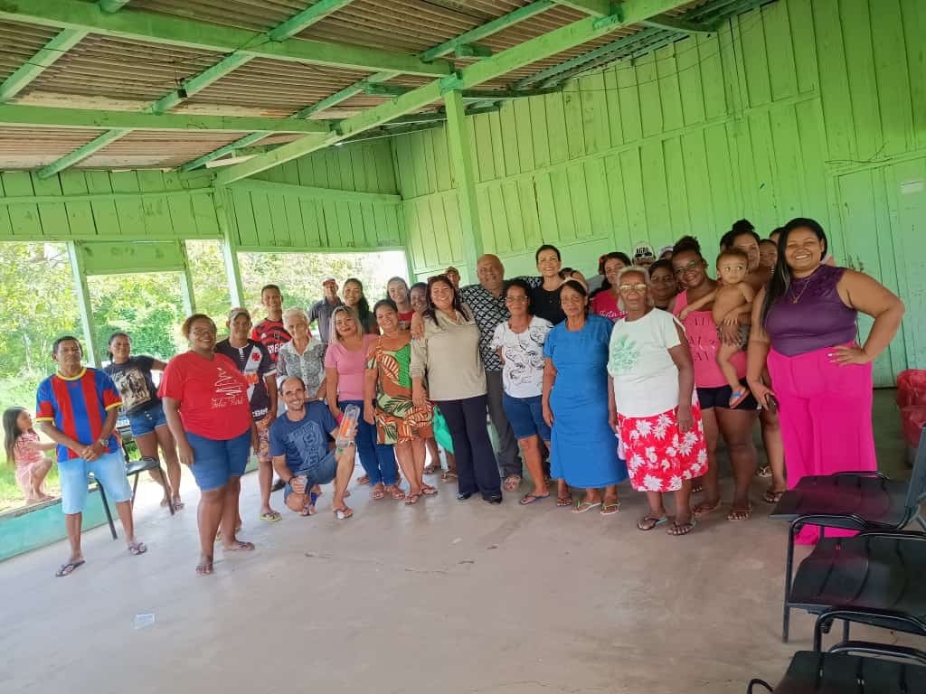 Membros da comunidade Santa Fé com os servidores do Incra/RO, William Coimbra e Rosilene Ferreira - Gente de Opinião