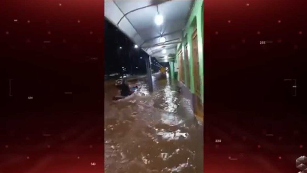 Forte chuva transforma ruas de Guajará-Mirim em rios - Gente de Opinião