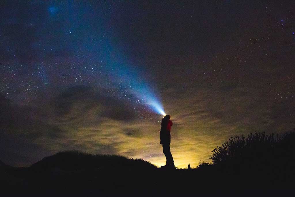 Distanciados da razão, insensíveis à consciência - Gente de Opinião