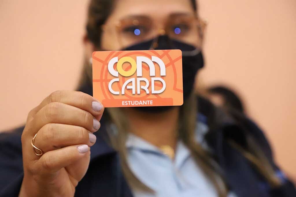 Estudantes que ainda não adquiriram o ComCard deverão comparecer aos pontos de cadastro de forma física - Gente de Opinião