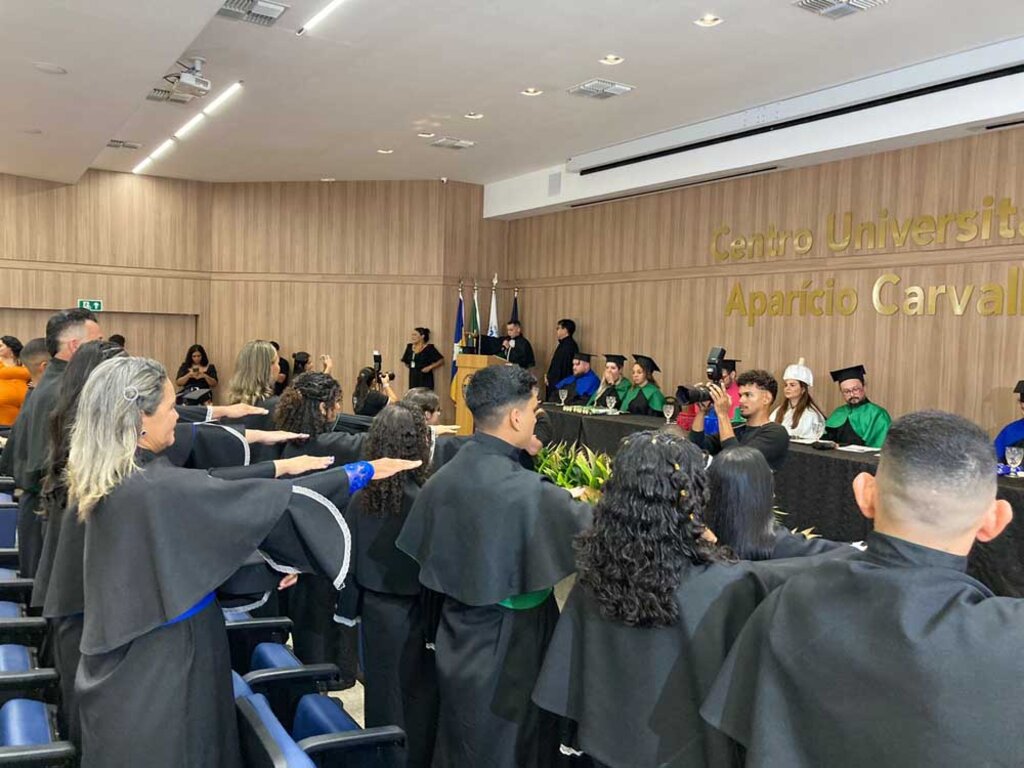 Acadêmicos da Metropolitana Colam Grau em Sessão Presidida Pela Reitora Dra. Mariana Carvalho - Gente de Opinião