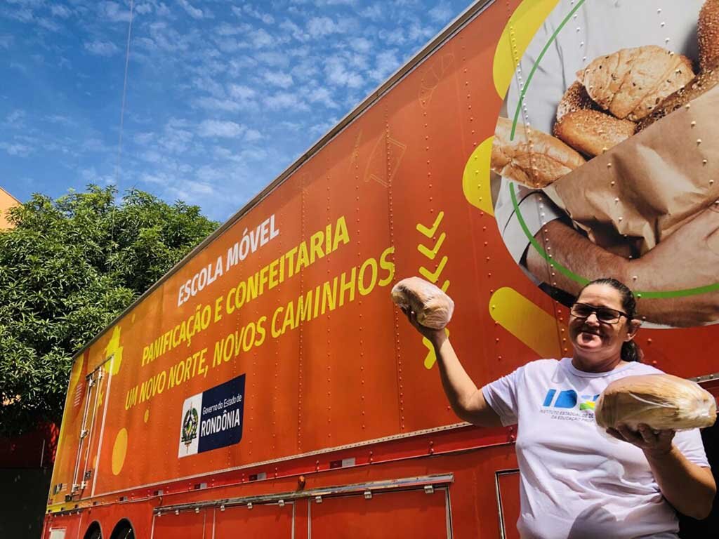 A empreendedora Tereza Dalla Palla comemora o sucesso, depois de ter feito cursos na Escola Móvel de Panificação do Idep - Gente de Opinião