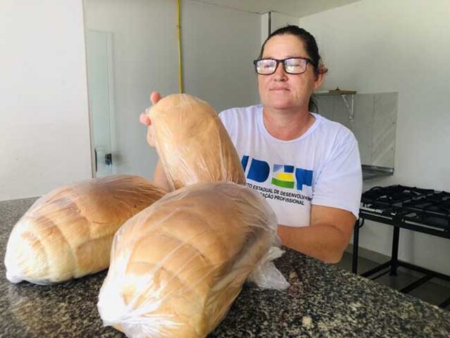 Além do sucesso com pães, a empreendedora se prepara para lançar um novo produto  Com os certificados na mão e os produtos aprovados pela clientela, Tereza consolidou-se no empreendedorismo. Deu uma pausa  durante a  pandemia, mas voltou a botar a mão na massa, confiante no sucesso do trabalho. Tereza Dalla, além de   produzir para os vizinhos, atende por  encomendas.  A empreendedora tem planos de crescimento, sonha em ter uma cozinha mais equipada e promete  lançar uma nova iguaria. A novidade está em segredo. Só quem sabe é o ex-instrutor de panificação,  porque ele está lhe orientando nas novas receitas. “Quando eu fazia o curso,  sempre seguia as orientações do professor, e inclusive fazia pães em casa e levava pra ele aprovar”, pontuou Tereza.  Para o governador de Rondônia, Marcos Rocha, as histórias inspiradoras que têm surgido nos últimos anos, com os cursos ofertados pelo Governo de Rondônia, por meio do Idep, servem de motivação para a gestão estadual continuar cumprindo as metas traçadas pelo Planejamento Estratégico da Gestão Estadual, o qual,  prioriza a qualificação da mão de obra  como uma política pública.  “Contamos com seis escolas móveis, que estão ofertando cursos nas áreas de Panificação e Confeitaria, Máquinas Agrícolas, Imagem Pessoal, Frigoríficos e Piscicultura, Informática e Mecânica de Motocicletas. A proposta é garantir a inserção do cidadão no mercado de trabalho, seja ocupando um emprego em uma empresa já estabelecida seja abrindo o próprio negócio”, salientou o governador.  Para quem tiver interesse nos cursos ofertados pelo Idep, é só acessar o site https://rondonia.ro.gov.br/idep/, no qual podem ser realizadas as inscrições. Leia Mais Inscrições para cursos remotos do Governo de Rondônia podem ser efetuadas até o dia 10 Idep qualifica profissionais para atuarem no Turismo em Rondônia Novas unidades móveis do Idep; aumento na produção de leite; e fortalecimento do turismo marcam ações do Governo Governo de RO avança na educação profissional com a entrega de mais duas escolas móveis Inscrições para cursos profissionalizantes presenciais seguem até o dia 3, em Porto Velho Todas as Notícias      Fonte     Texto: João Albuquerque     Fotos: João Albuquerque     Secom - Governo de Rondônia  Categorias Candeias do Jamari, Capacitação, Cidadania, Cursos, Economia, Educação, Governo, Governo Fez e Faz, Inclusão Social, Porto Velho, Rondônia, Serviço, Sociedade Compartilhe Whatsapp Observatório Estadual de Desenvolvimento Regional Ouvidoria Geral do Governo do Estado de Rondônia Serviços      Cidadão     Empresa     Intranet     Servidor Público  Palácio Rio Madeira  Atendimento ao público: das 7h30 às 13h30, de segunda a sexta-feira - Gente de Opinião