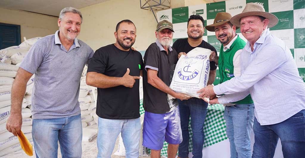 Deputado Marcelo Cruz investe na agricultura familiar com 30 toneladas de calcário para Cujubim - Gente de Opinião