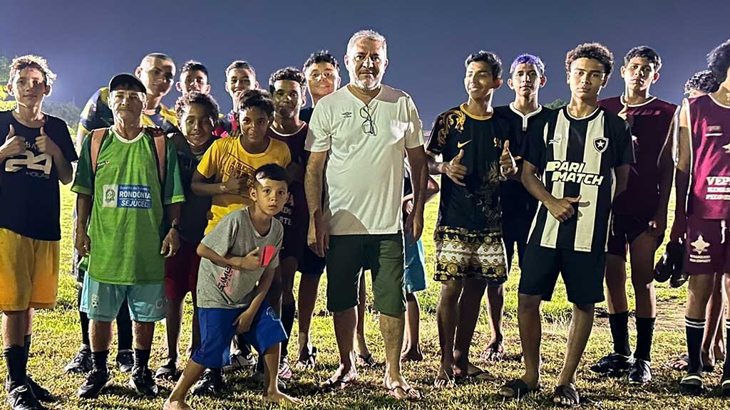 Vereador Everaldo Fogaça prestigia estreia da iluminação de campo de futebol com refletores de Led de 1000 volts - Gente de Opinião