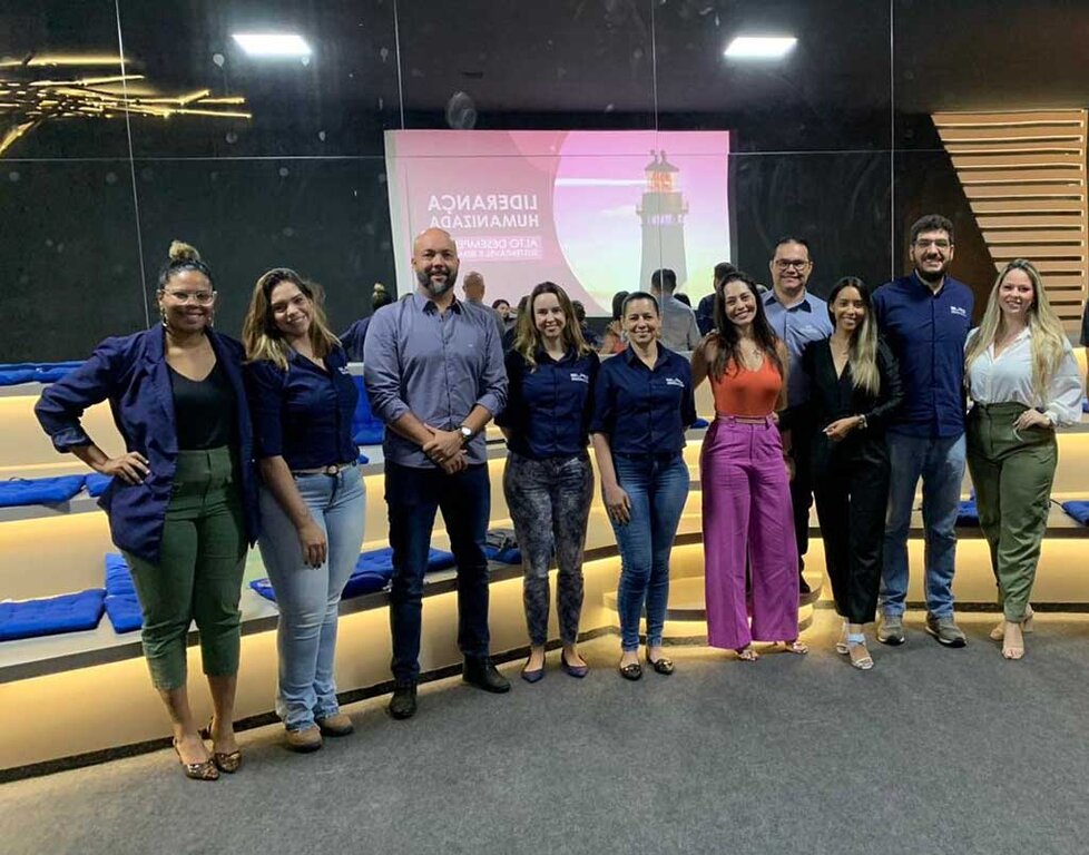 Vivian em treinamento sobre liderança humanizada com parte da equipe de líderes da Euro. - Gente de Opinião