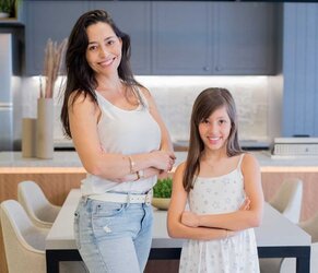 Vivian com a filha Laura em um ensaio no apartamento decorado. Presente da Euro para todas as mães em homenagem ao dia das mães em 2023. - Gente de Opinião