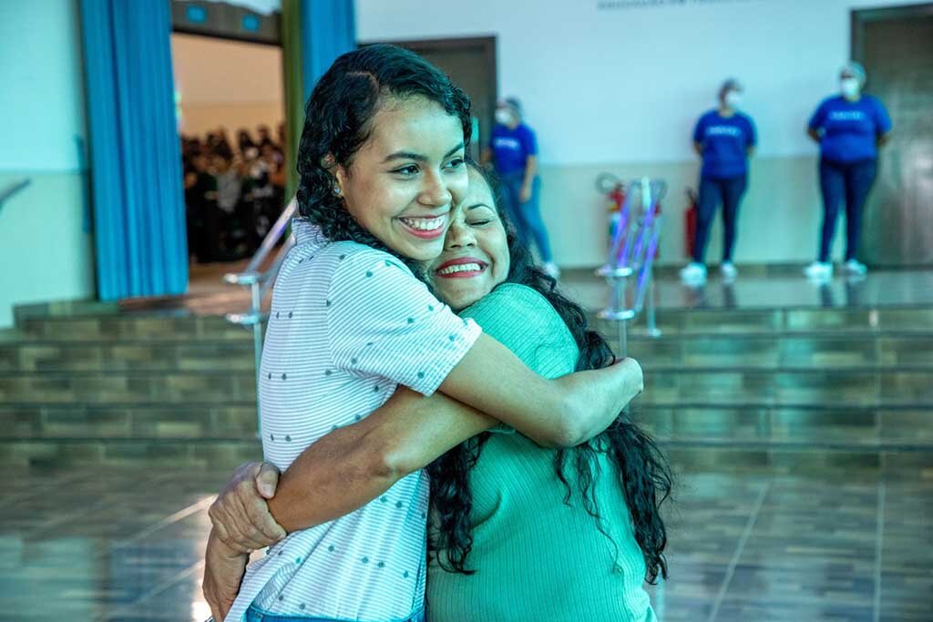 Gilciene Machado comemorando a conquista da bolsa integral de sua filha Gabriele Machado - Gente de Opinião