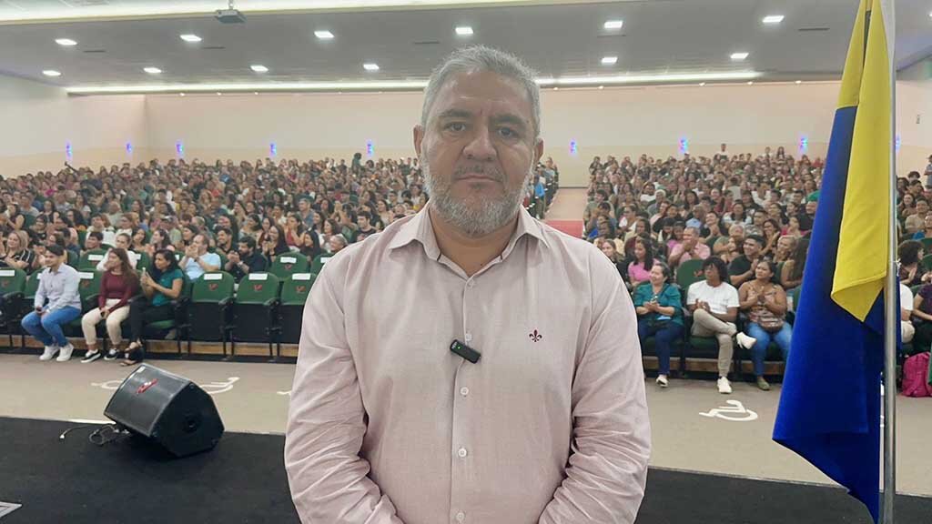 Vereador Everaldo Fogaça participa da assinatura do termo de concessão da bolsa de estudos durante o V encontro dos acadêmicos - Gente de Opinião