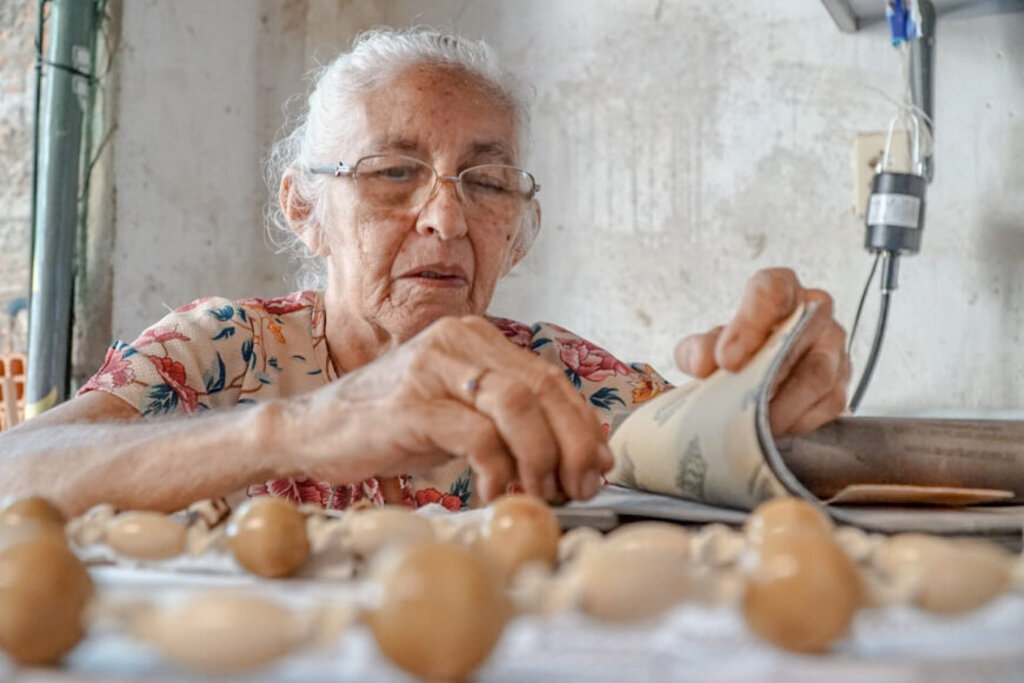 Dona Maria da Silva Lima, amazonense de 72 anos, personifica essa iniciativa como catalisadora de transformação e esperança - Gente de Opinião