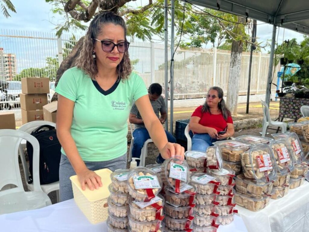 Empreendedora Ueslane Teixeira da Cruz Belmont é produtora de balas de coco - Gente de Opinião