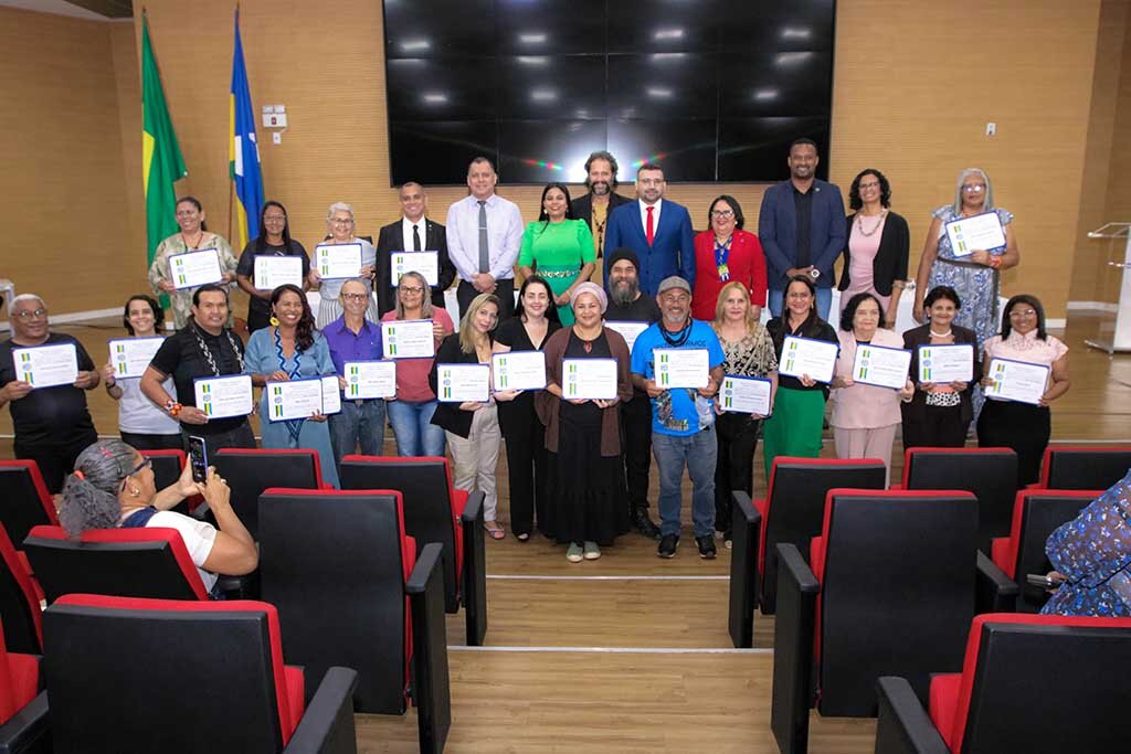 Em sessão solene, deputado Ribeiro do Sinpol entrega Votos de Louvor a artesãos, artistas plásticos e poetas - Gente de Opinião