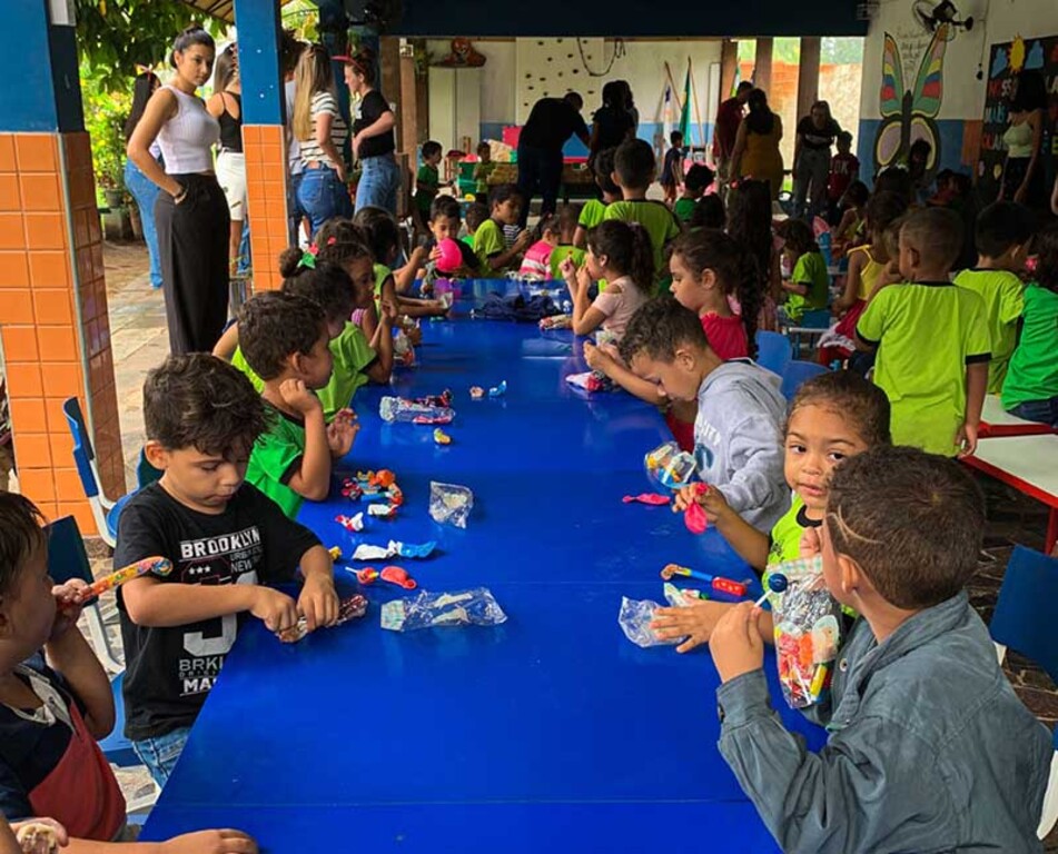 Unidos pelo Bem faz entrega de caixas de chocolates a estudantes - Gente de Opinião