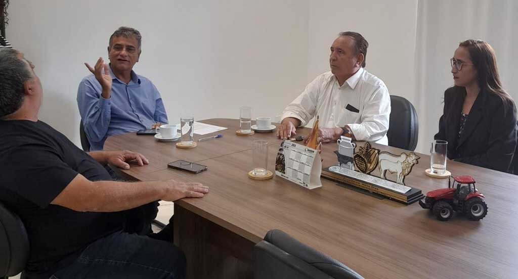 Foto: Reunião na FAPERON com Nélio Alencar (Engº Civil e presidente do INA); Hélio Dias de Souza (presidente da FAPERON-SENAR); Antônio de Almeida Sobrinho (Engº de Pesca e coordenador do CEARO); Luisa Cabral Santos (Engº de Pesca, diretora da CAPACITAR e secretária geral do CEARO). - Gente de Opinião