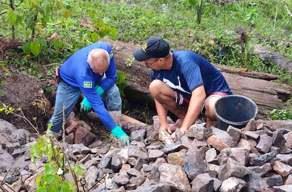 Equipe realiza envelopamento com pedras rachão para, em seguida, isolar a área e recompor a mata ciliar - Gente de Opinião