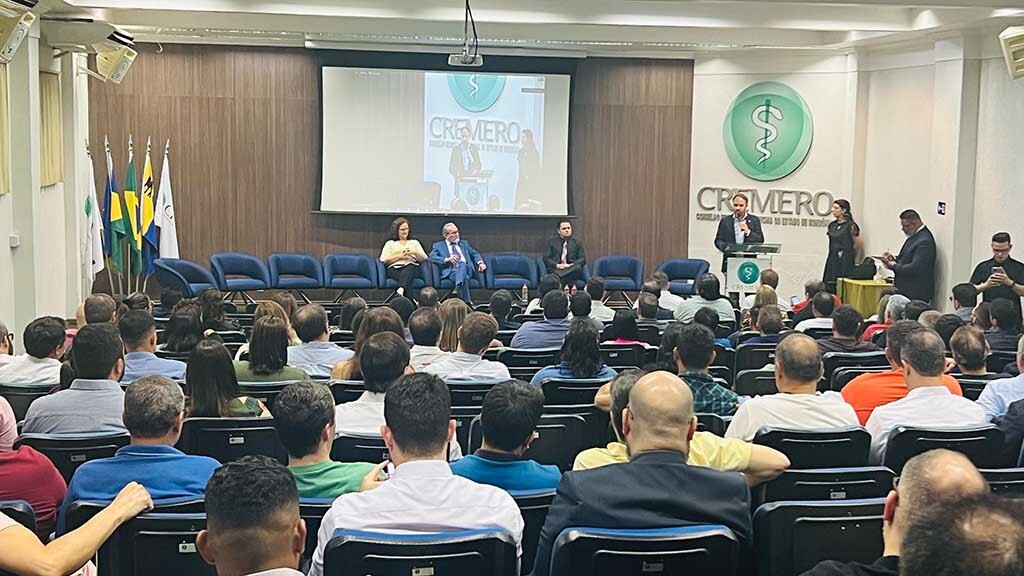 Mais de 400 médicos participam de reunião pedindo melhores condições de trabalho - Gente de Opinião