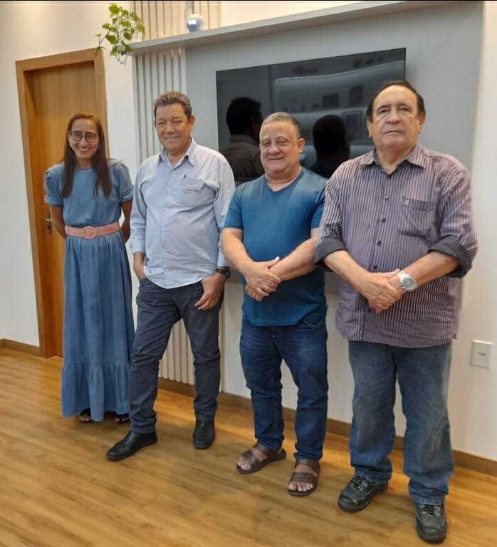 FOTO 01: Agnaldo Xavier Oliveira, proprietário da AGROMOTORES, ao centro; (Engº Civil, presidente do INA e presidente do 2º CEARO), Nélio Alencar, à esquerda); Antônio de Almeida Sobrinho (Engº de Pesca e coordenador do 2º CEARO, à direita); Luisa Cabral Santos (Engº de Pesca, secretária geral do 2º CEARO e proprietária da empresa CAPACITAR CONSULTORA E SOLUÇÕES LTDA. - Gente de Opinião