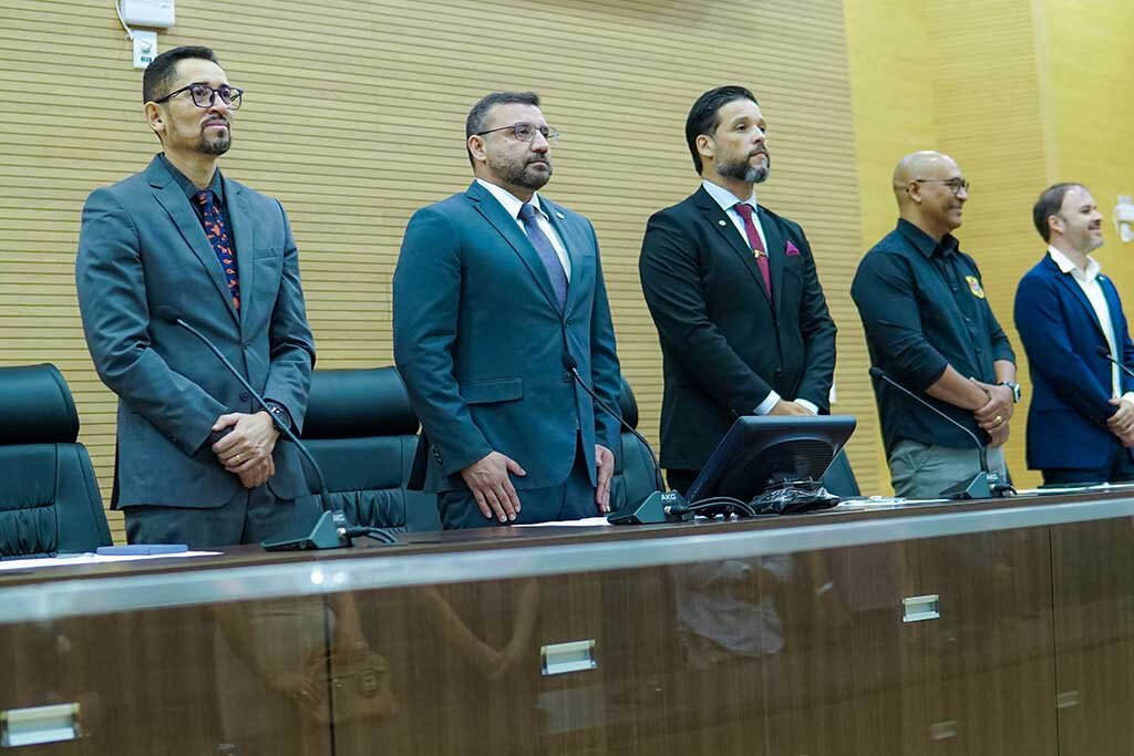 Em sessão solene, Deputado Ribeiro do Sinpol entrega Votos de Louvor a Policiais Civis Aposentados - Gente de Opinião