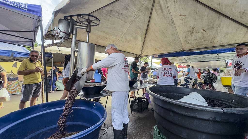 Feirante acorda às 3h30 da manhã para garantir açaí fresquinho aos clientes - Gente de Opinião