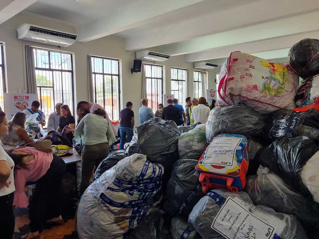Grande quantidade de roupas, calçados e água começaram a ser entregues - Gente de Opinião