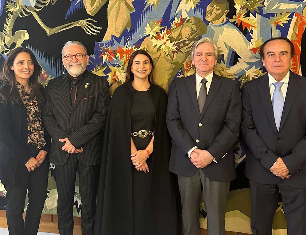 Mariana Carvalho, Reitora da FIMCA foi aprovada na Defesa de Tese de Doutorado sobre Doenças Raras e Ultrarraras na Universidade do Porto em Portugal. - Gente de Opinião