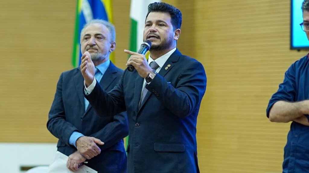 Deputado Marcelo Cruz anuncia reajuste salarial para servidores da Alero - Gente de Opinião