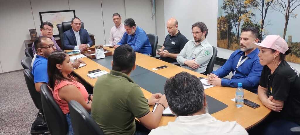 Na cabeceira da mesa, o vice-governador e secretário de desenvolvimento econômico Sérgio Gonçalves, em reunião com representantes de associações de seringueiros  - Gente de Opinião