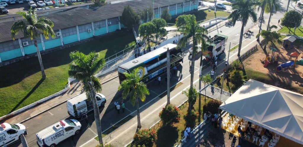 Ônibus foi entregue na manhã desta quinta-feira para a Prefeitura de Cacoal (Foto: Rafael Oliveira I Secom ALE/RO) - Gente de Opinião