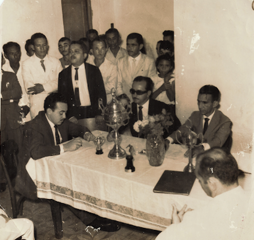 Jornalista Inácio Mendes (de terno preto, em pé): um dos mais atuantes na imprensa de Rondônia entre os anos 1960 e 1970 - Gente de Opinião