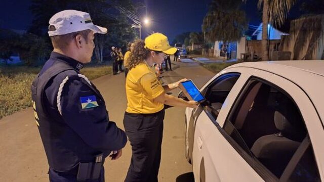 Durante as atividades, os condutores assistem a um vídeo que demonstra a gravidade de misturar álcool e direção - Gente de Opinião