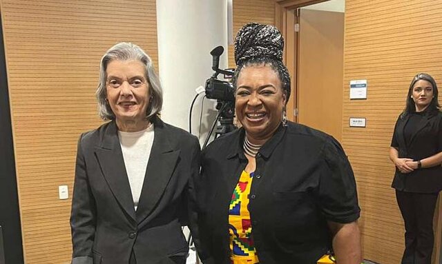 Rosa Negra ladeada com a  Cármen Lúcia  Ministra do Supremo Tribunal Federal STF - Gente de Opinião