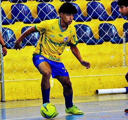Jovem talento do futebol Kaue Mendes Abade realiza teste no Flamengo e mobiliza comunidade com rifa