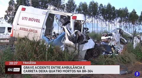 Grave acidente entre ambulância e carreta deixa quatro mortos na BR-364