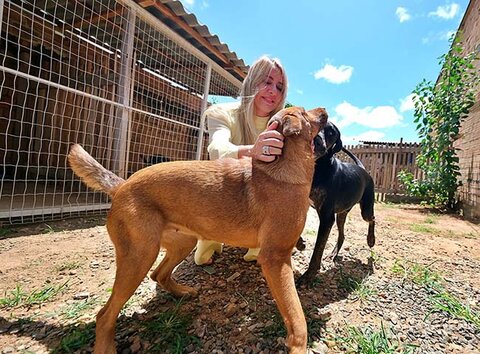 Deputada Ieda Chaves é autora da Lei que proíbe o confinamento, acorrentamento e alojamento inadequado de pets