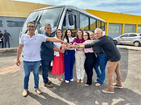 Deputada Cristiane Lopes entrega micro-ônibus em Pimenta Bueno e garante mais dignidade no transporte de pacientes