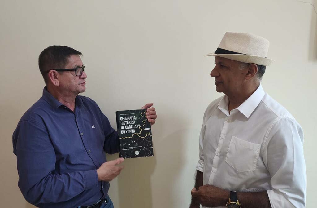 Escritor Enoch relatando sua experiência desde a infância nos Seringais com o Diretor Carlos Augusto da Biblioteca Municipal Francisco Meireles - Gente de Opinião