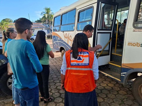 Comitiva liderada pela prefeitura parte em apoio aos ribeirinhos do Baixo Madeira