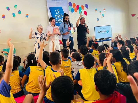Projeto Lê Pra Mim: primeiro dia de leituras de livros infantis com atores ex-BBBs , Hugo Bonemer e Diogo Almeida superam expectativas da organização