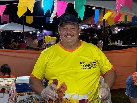 Vendedores ambulantes comemoram vendas no Arraiá da Prefs no Parque da Cidade