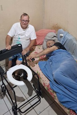 Solidariedade Iluminada: jornalista Miro Costa doa cadeira de banho a idoso em Porto Velho