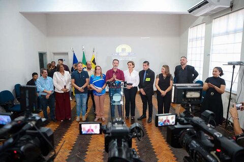 Em coletiva, prefeito Léo Moraes anuncia reajustes e melhorias para Saúde e Educação