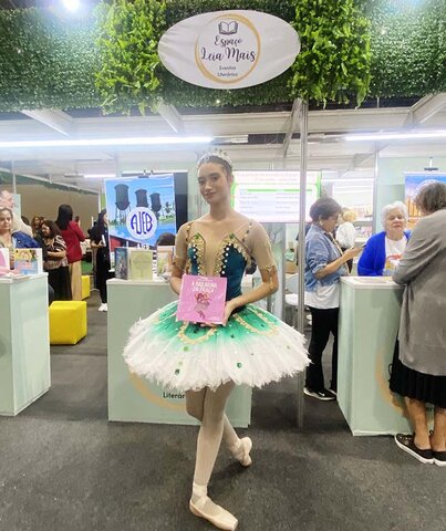 Vitória Caricé, bailarina fluminense apresentou-se durante o lançamento da obra: A Bailarina da Praça no Estande Espaço Leia Mais na Bienal Internacional do Rio de Janeiro. - Gente de Opinião