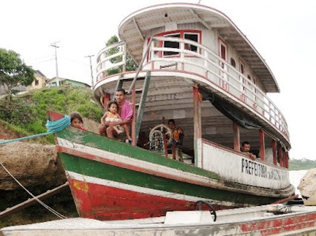 Barcos de prefeituras servem às famílias sem recursos, cujo caminho é o leito do rio (Foto Prefeitura de Thaumaturgo) - Gente de Opinião