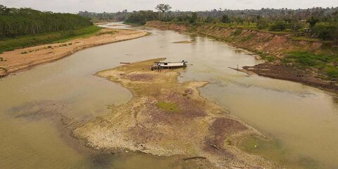 Rio Juruá é uma extensa "estrada aquática" onde só o motor de rabeta salva canoas