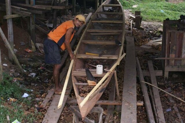 Canoas de maçaranduba, iguais a esta, resistem bem no transporte diário pelo Juruá e afluentes (Foto Montezuma Cruz) - Gente de Opinião