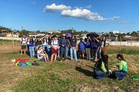 Lançamento de foguetes de garrafa PET une ciência e diversão para estudantes do Programa PartiuIF em Colorado do Oeste 