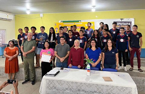 Deputada Ieda Chaves entrega certificados durante a execução dos cursos do projeto “ALE Vai às Escolas”