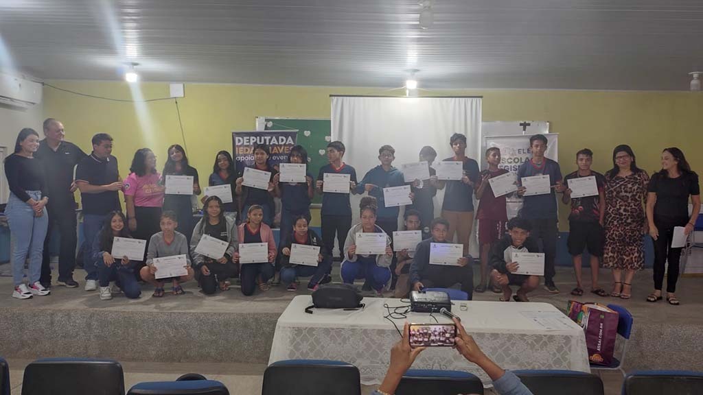 Deputada Ieda Chaves entrega certificados durante a execução dos cursos do projeto “ALE Vai às Escolas” - Gente de Opinião